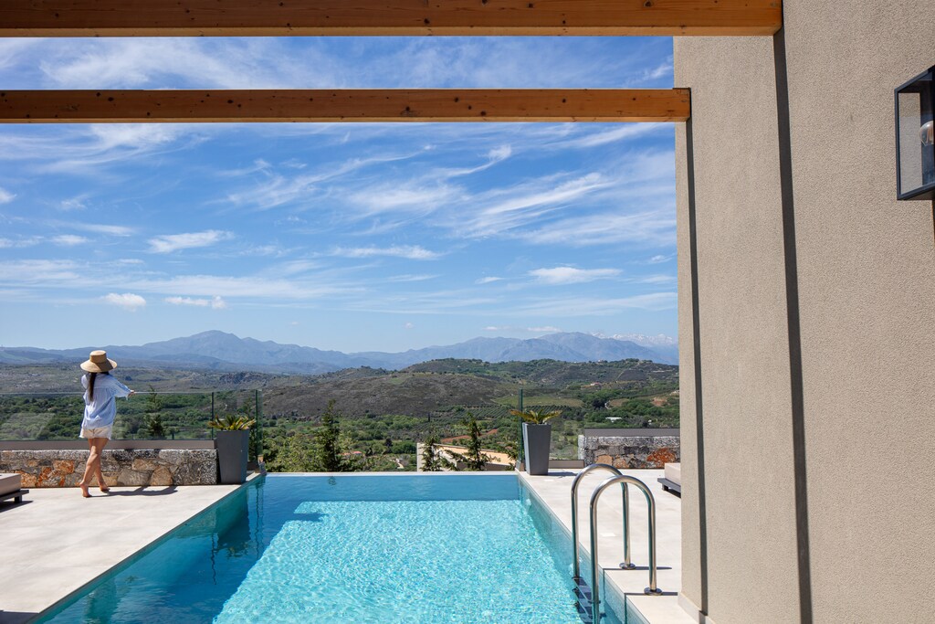 Pool surroundings that stimulate the senses.  
