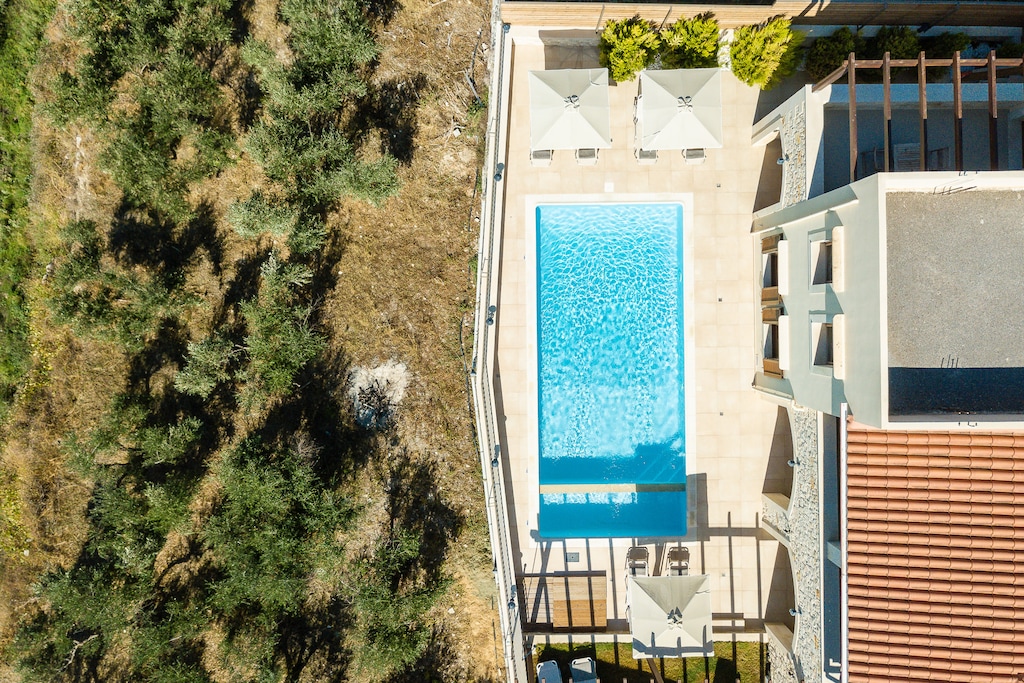 An overview of the pool terrace.