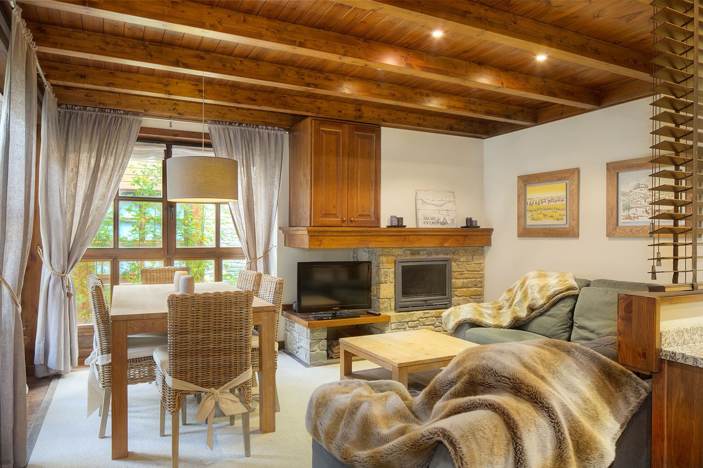 Bonaigua by Totiaran is a beautiful apartment with 2 bedrooms and 2 bathrooms in the Val de Ruda urbanization, Baqueira 1500, at the foot of the slopes. Bonaigua by Totiaran is a beautiful apartment with 2 bedrooms and 2 bathrooms in the Val de Ruda urbanization, Baqueira 1500, at the foot of the slopes.