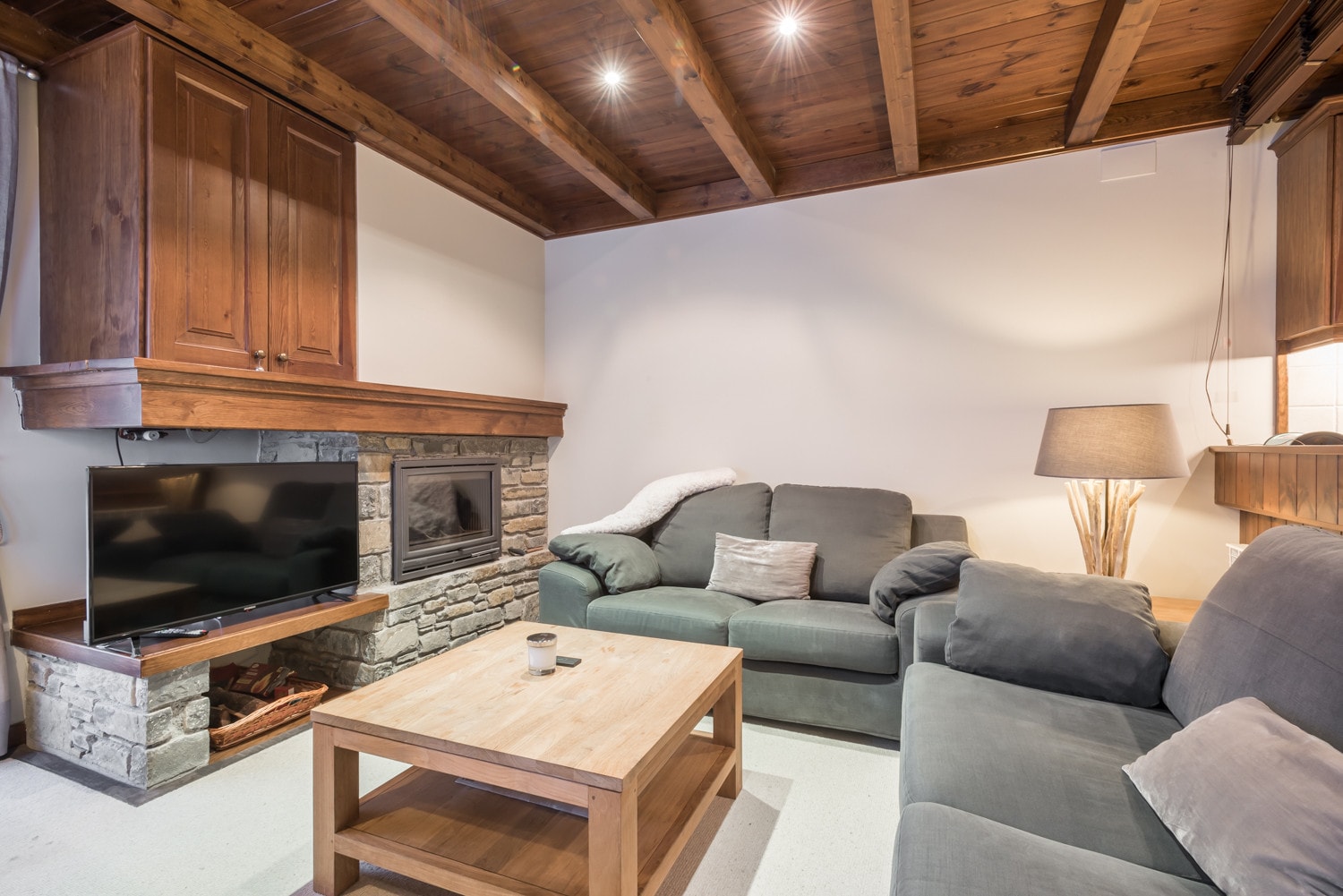 Bonaigua by Totiaran is a beautiful apartment with 2 bedrooms and 2 bathrooms in the Val de Ruda urbanization, Baqueira 1500, at the foot of the slopes.