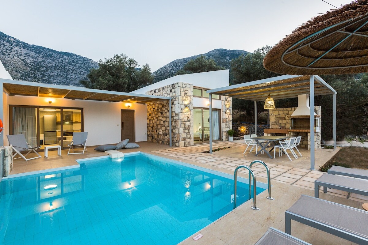 Villa Lemoni is a luxurious, carefully decorated with modern style and an elegant touch