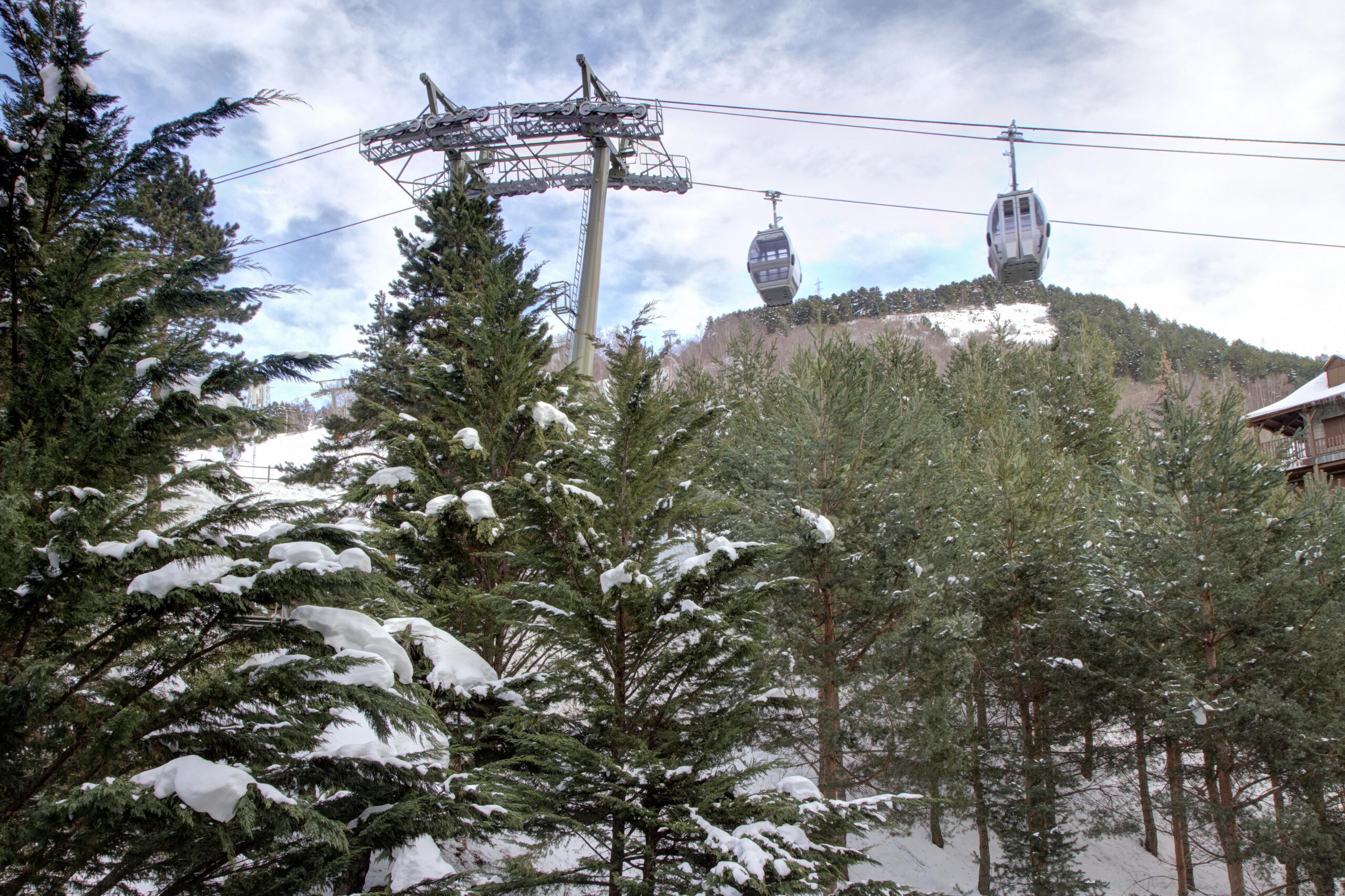 Eth Pradeth by Totiaran is a beautiful apartment located in downtown Baqueira, at the foot of the slopes. It has a bedroom, a double sofa-bed and a single one, a bathroom and a fully equipped kitchen. Ideal for 5 people