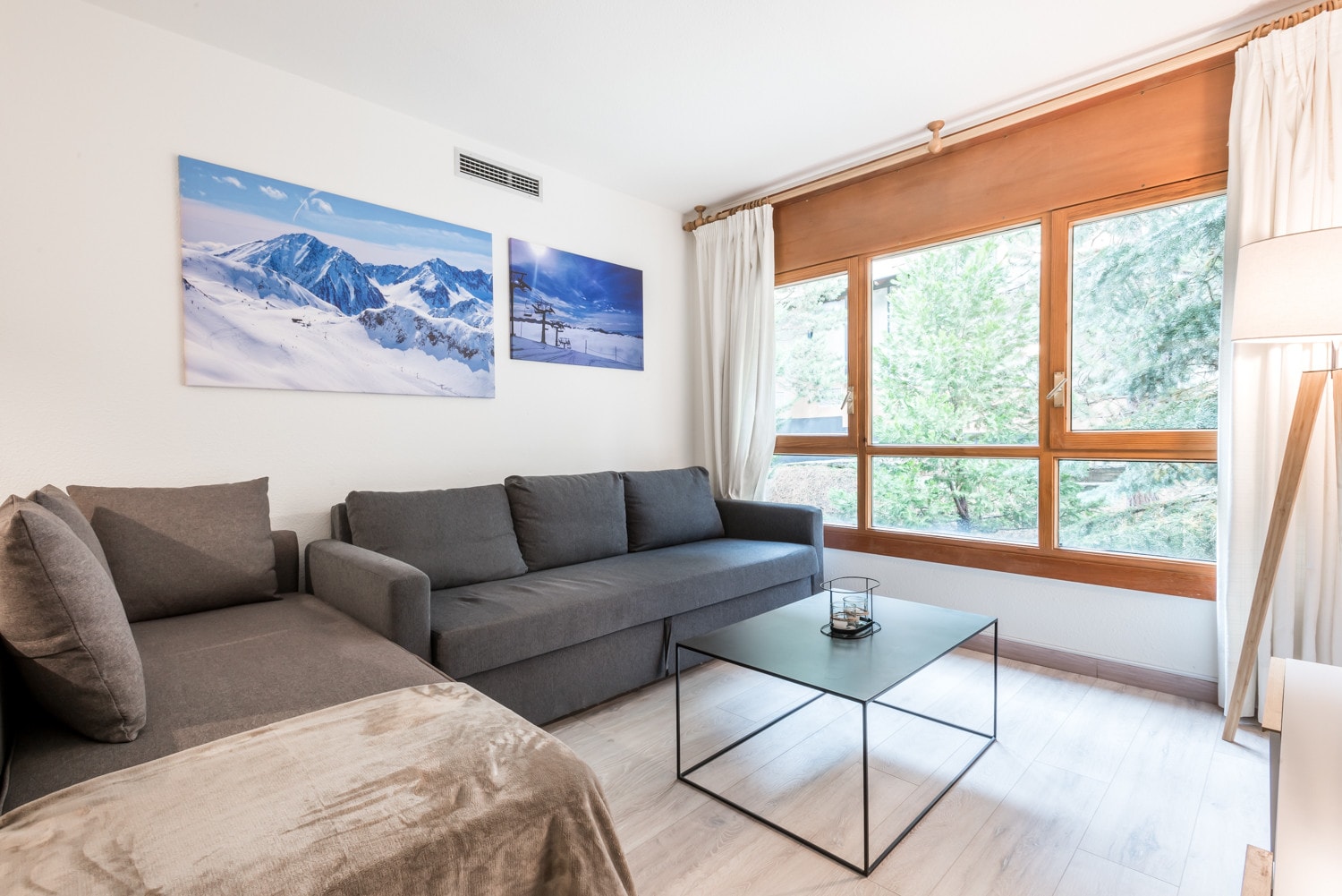 Eth Pradeth by Totiaran is a beautiful apartment located in downtown Baqueira, at the foot of the slopes. It has a bedroom, a double sofa-bed and a single one, a bathroom and a fully equipped kitchen.