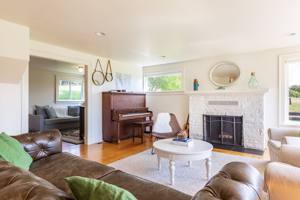 Warm and light living.