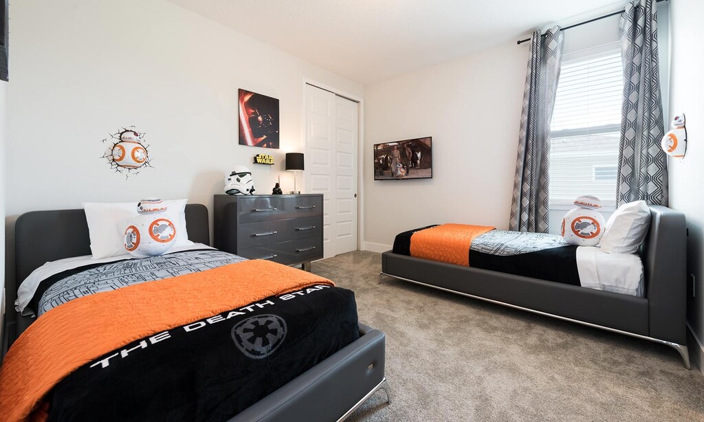 Star wars room: Twin-sized beds