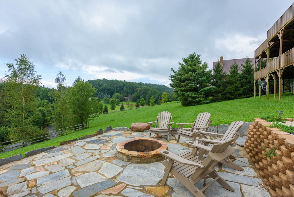 Patio with fire pit at Blackberry Lodge