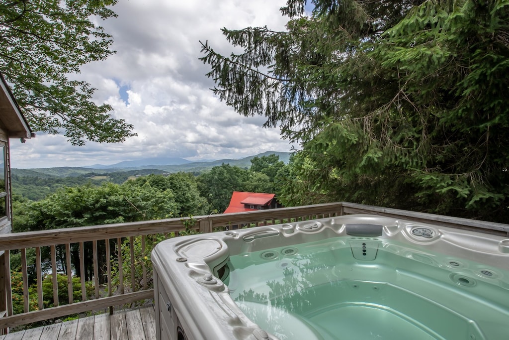 Hot tub on Open Deck with Long Range Views!