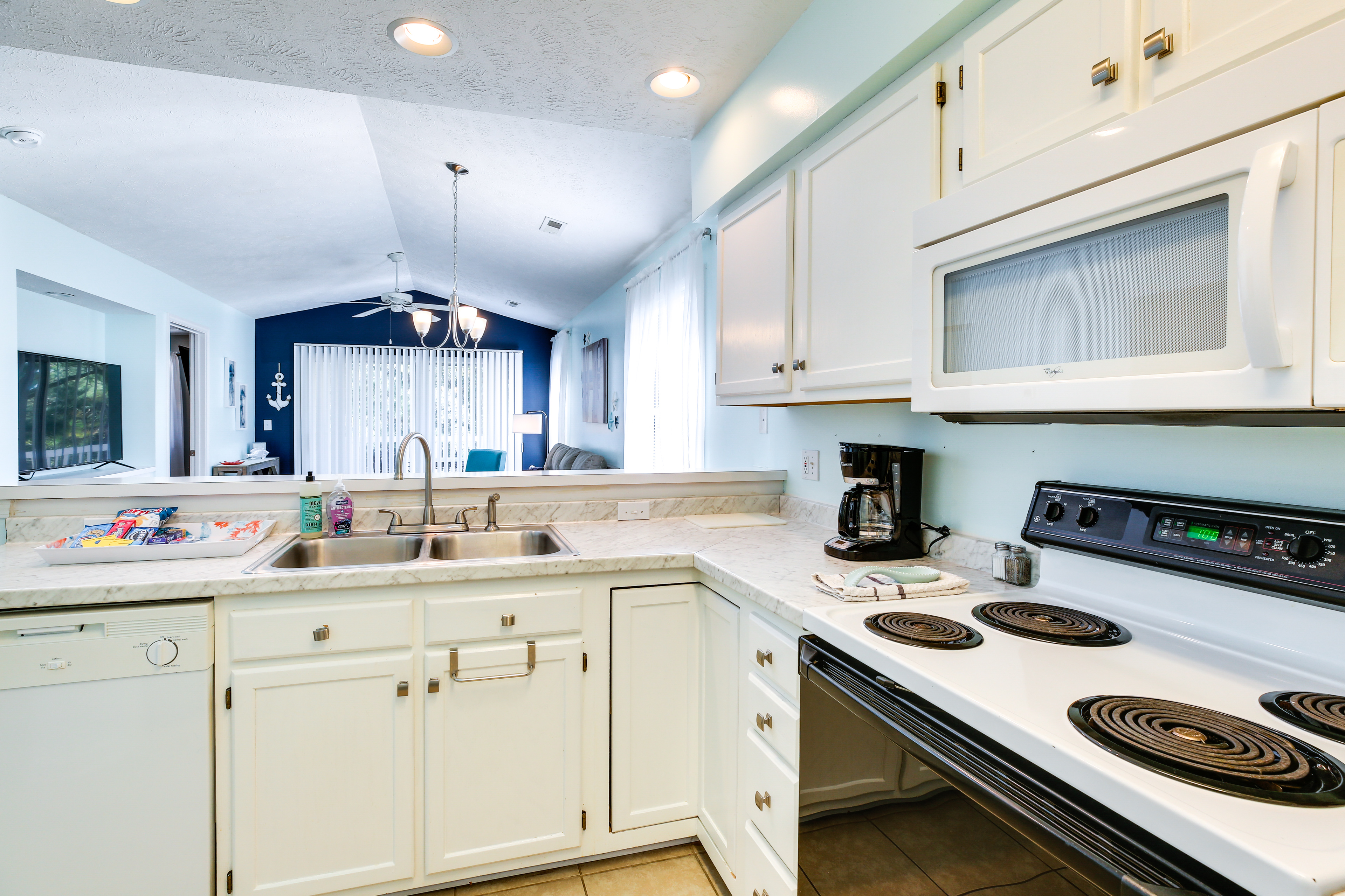 Community Perks & Golf Course Views: Longs Condo