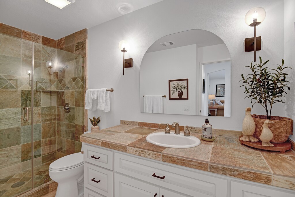 GUEST BATHROOM.jpg mls