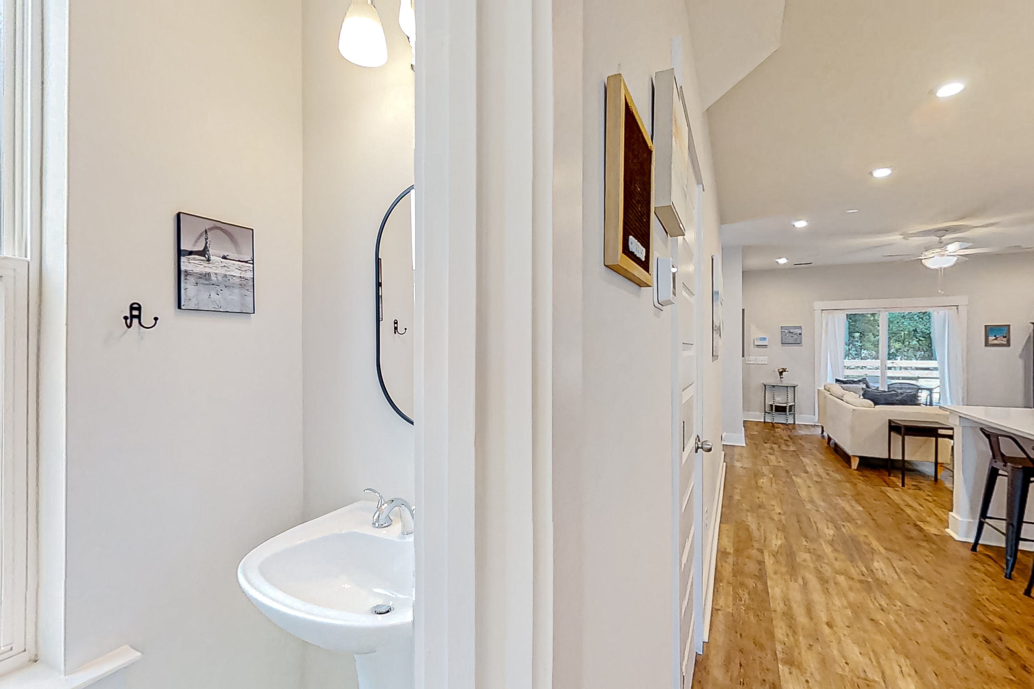 Dog-friendly townhouse with enclosed patio, outdoor dining, desk, W/D, & AC