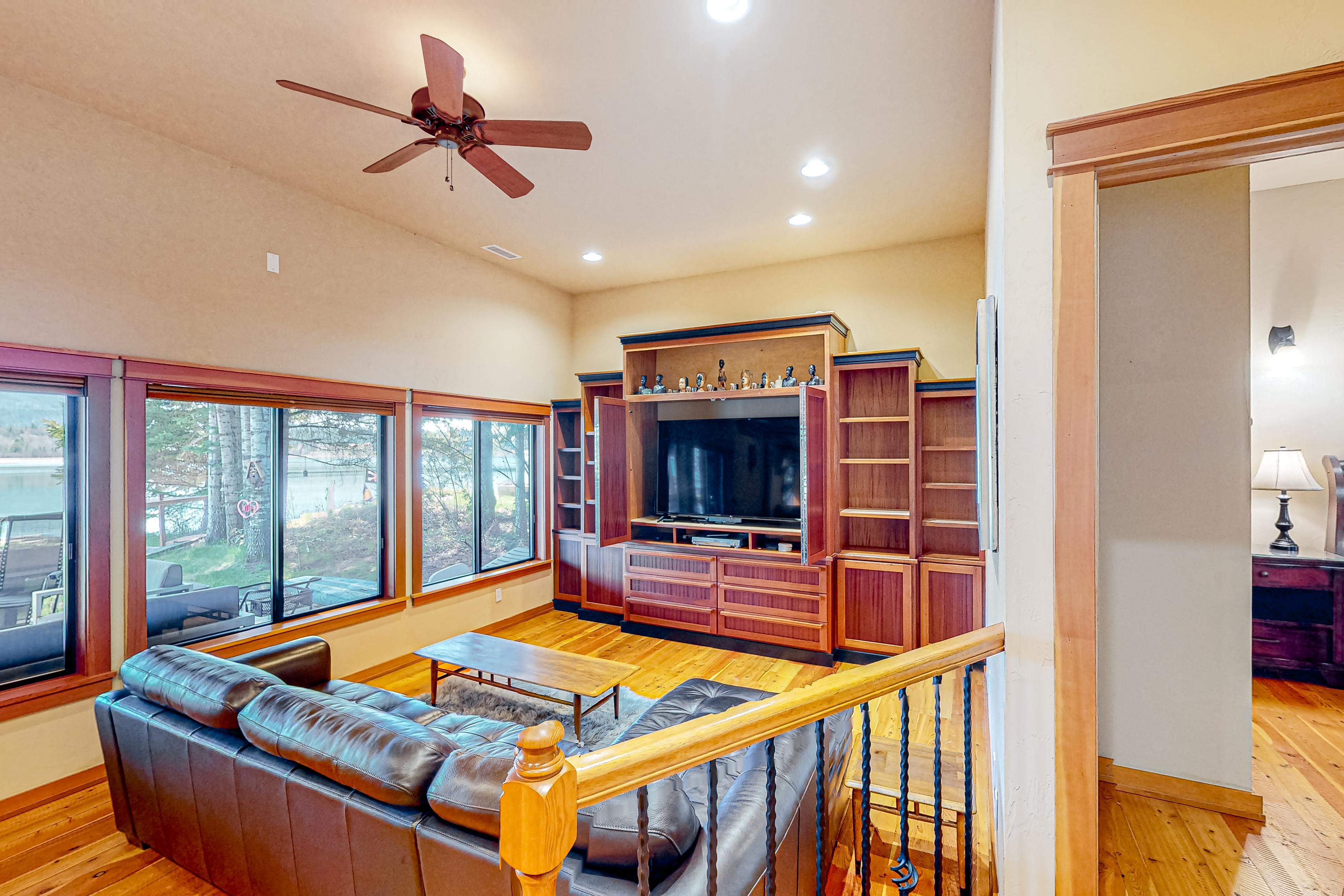 Riley Creek Retreat Home Rental in Laclede