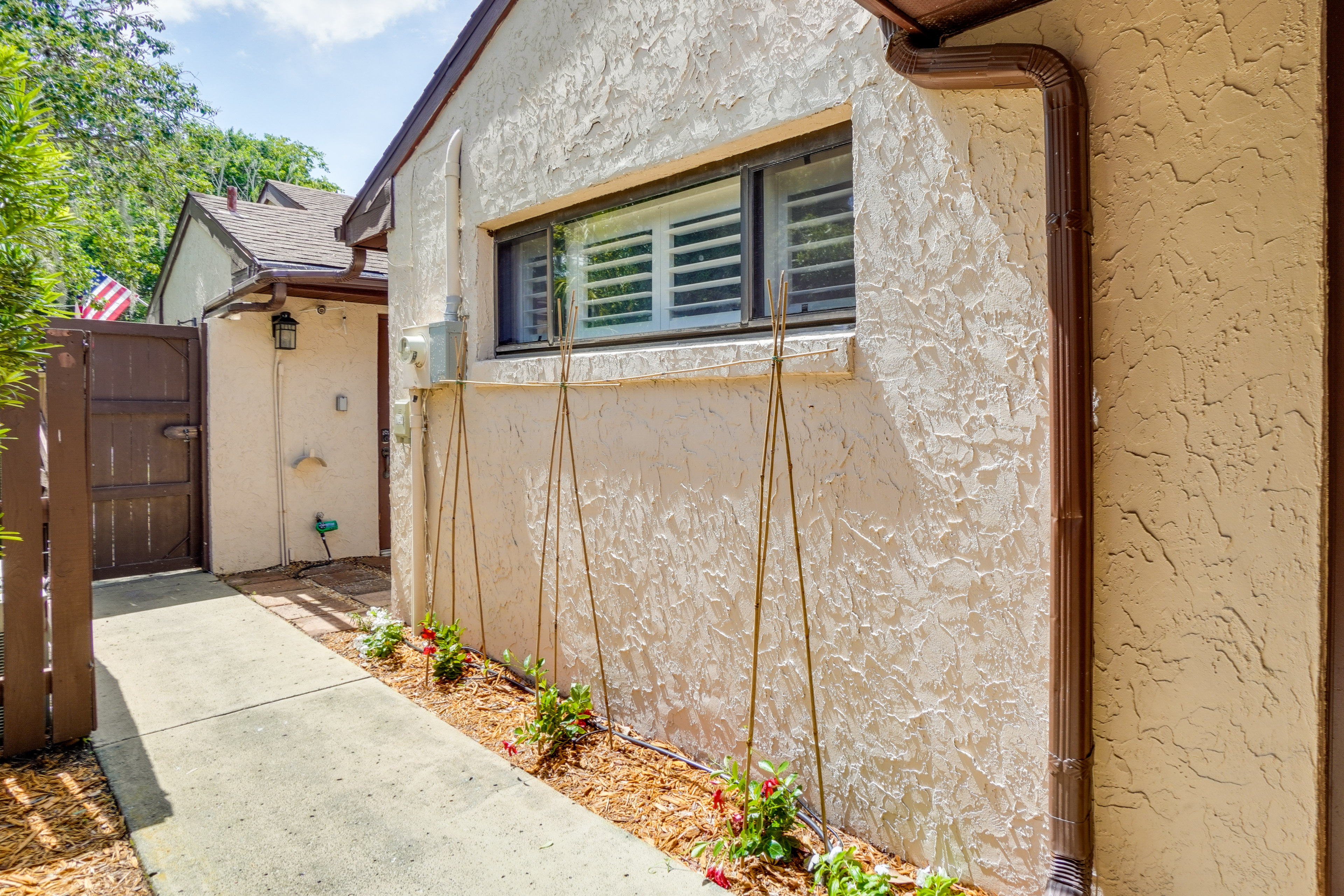 Leesburg Townhome w/ Deck: Walk to Downtown