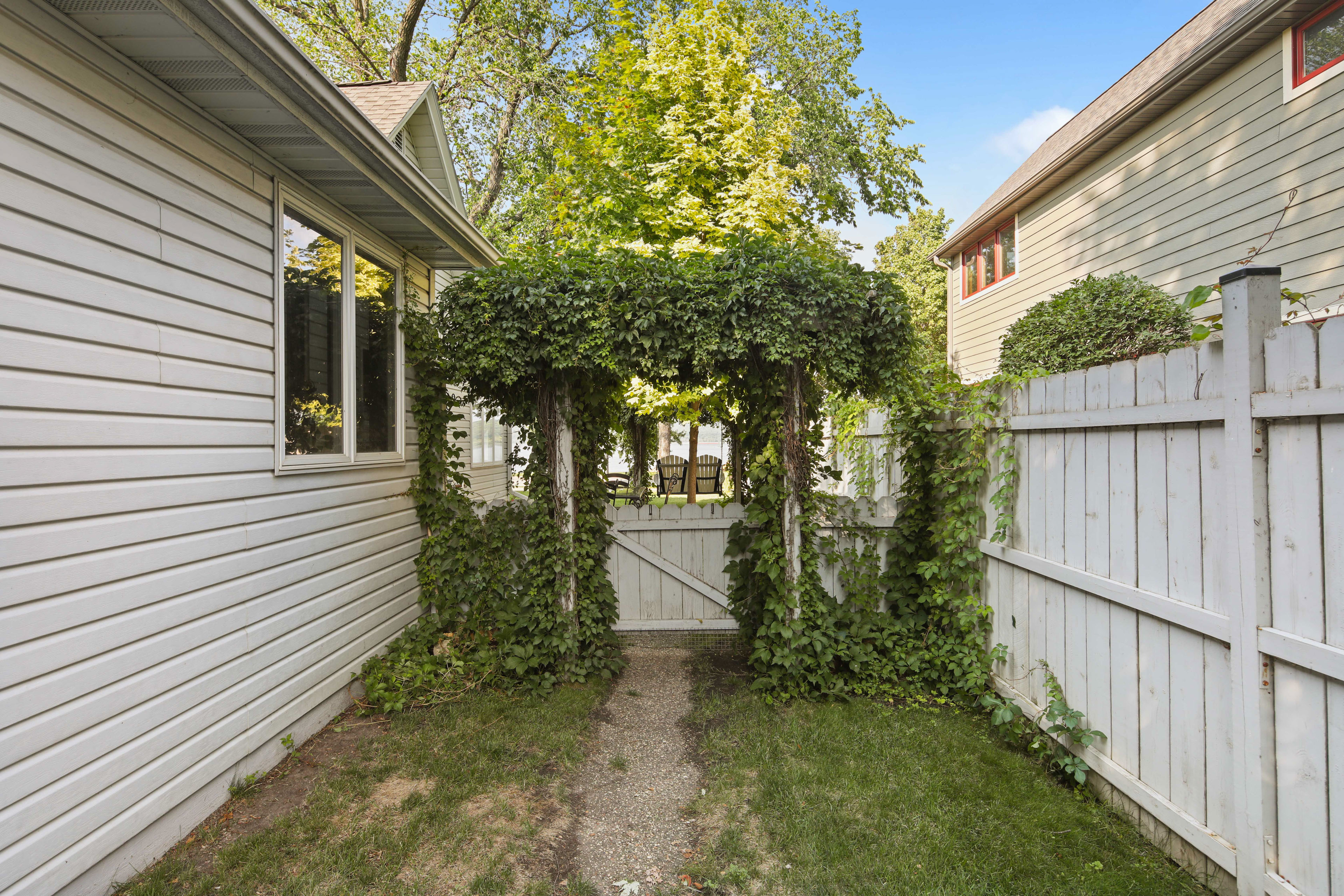 Lake Pepin Waterfront Cottage - Steps to Beach!