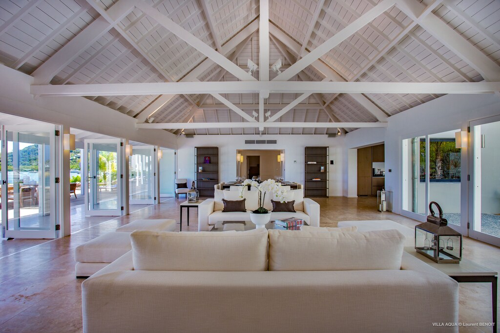 Air conditioning, HD-TV, French satellite, Apple TV, Dish Network. Ocean view.