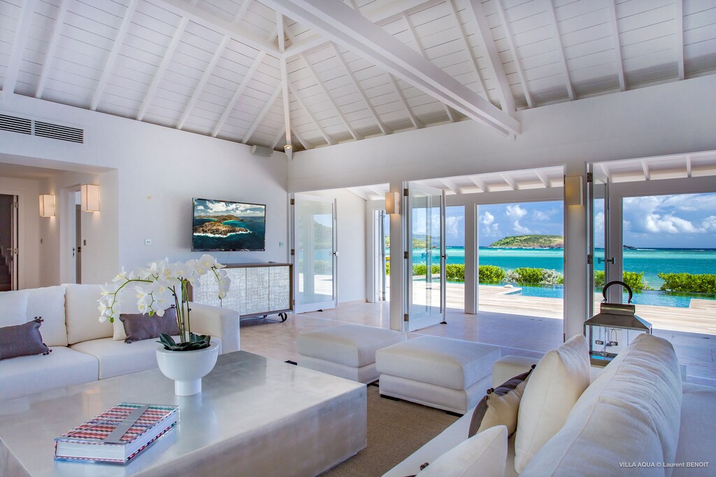 Air conditioning, HD-TV, French satellite, Apple TV, Dish Network. Ocean view.