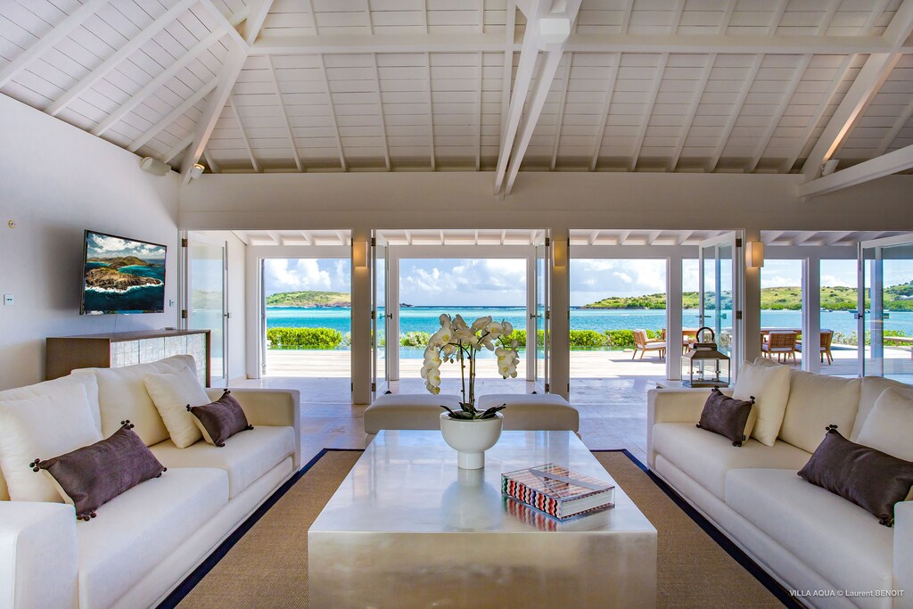 Air conditioning, HD-TV, French satellite, Apple TV, Dish Network. Ocean view.