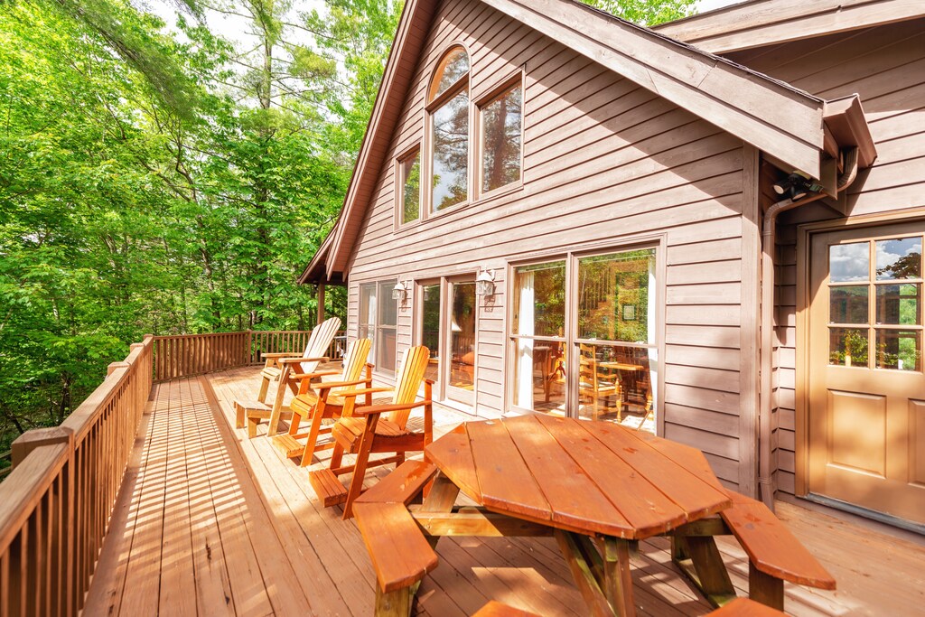 Soak up your surroundings and enjoy drinks and good conversation as you lounge on the deck
