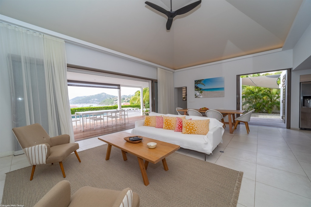 Air conditioning, HD-TV, Apple TV, Canal Satellite, Blu-Ray DVD player, iPod Bose Dock.