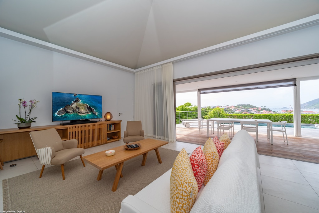 Air conditioning, HD-TV, Apple TV, Canal Satellite, Blu-Ray DVD player, iPod Bose Dock.