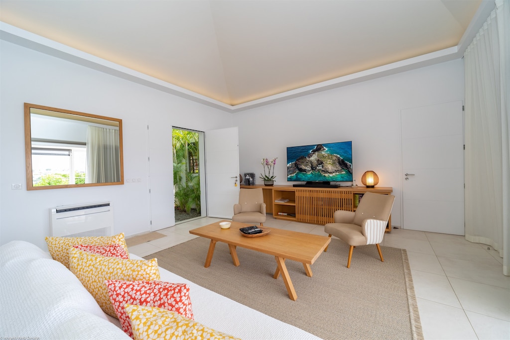 Air conditioning, HD-TV, Apple TV, Canal Satellite, Blu-Ray DVD player, iPod Bose Dock.