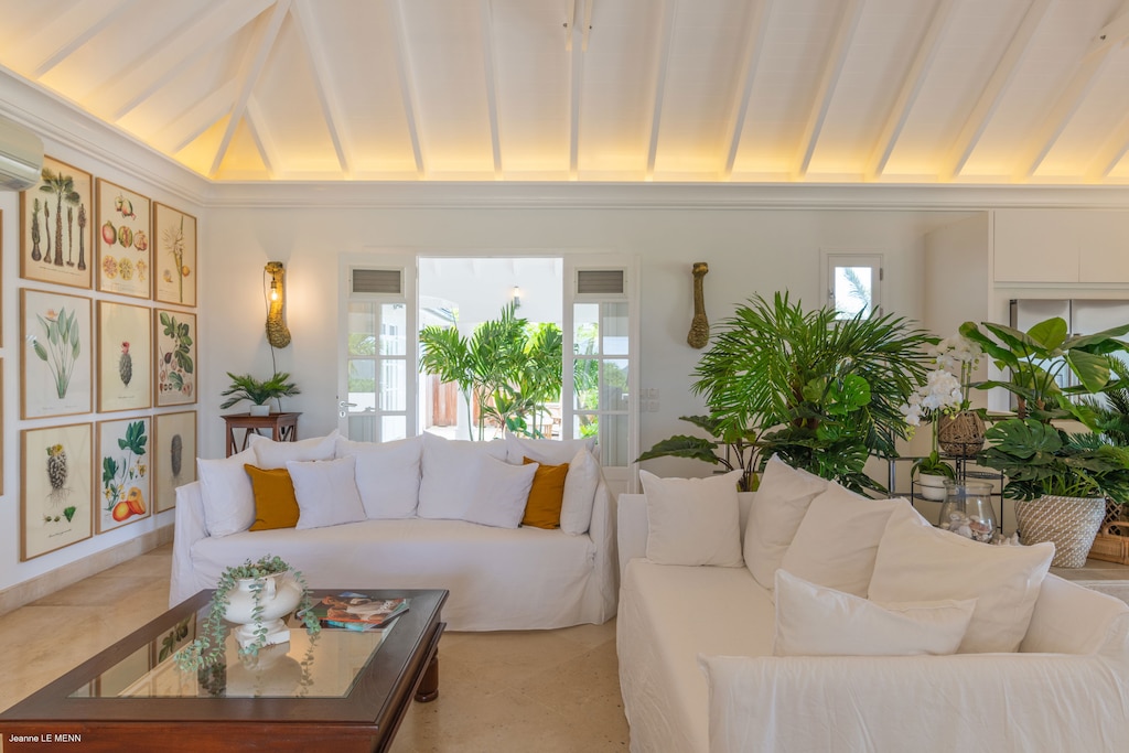 Air conditioning, HD-TV, Dish Network, Canal Satellite, Apple TV, DVD player. Access to the covered terrace.Ocean view.