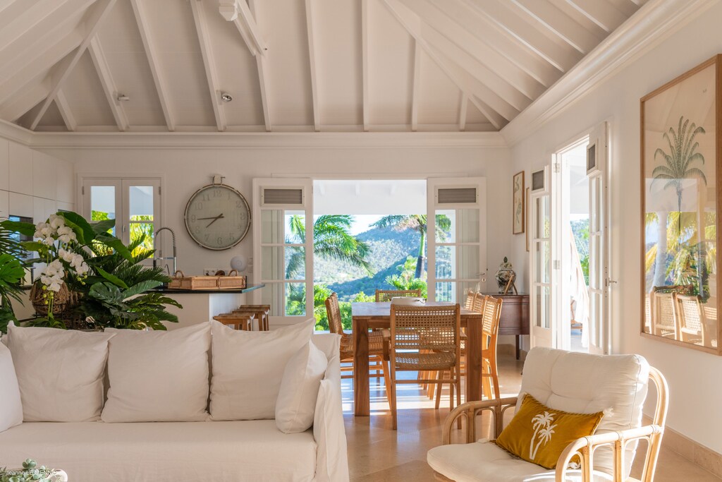 Air conditioning, HD-TV, Dish Network, Canal Satellite, Apple TV, DVD player. Access to the covered terrace.Ocean view.