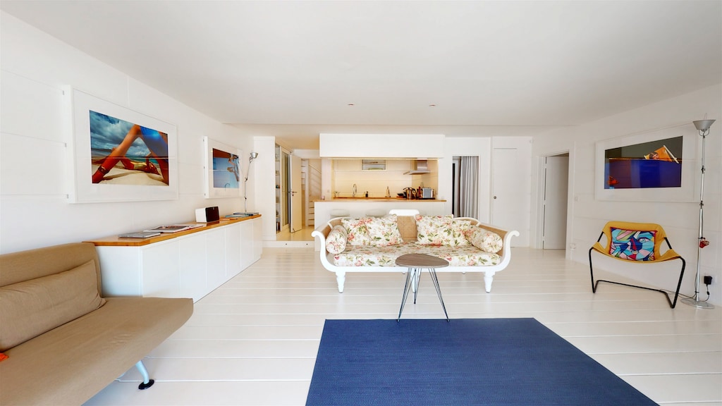 Beautiful air-conditioned living room, with Artworks from artist Guy Bourdin. 