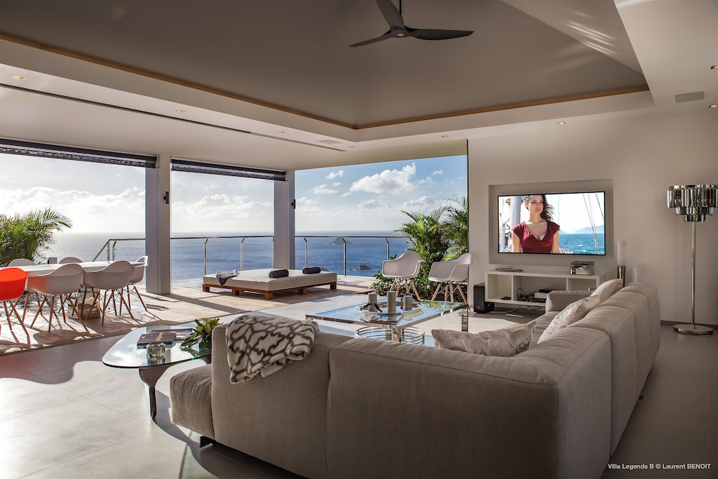 Air conditioning, ceiling fans, HD-TV, Dish Network, Apple TV, Sonos sound system. 