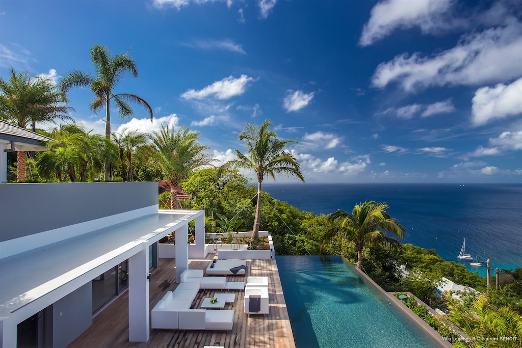 Villa on 3 levels, private parking at the entrance. 