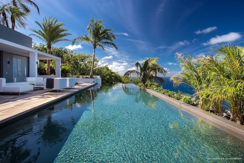 Heated pool 19 x 4.5 m, expansive terrace with loungers and deck chairs. 