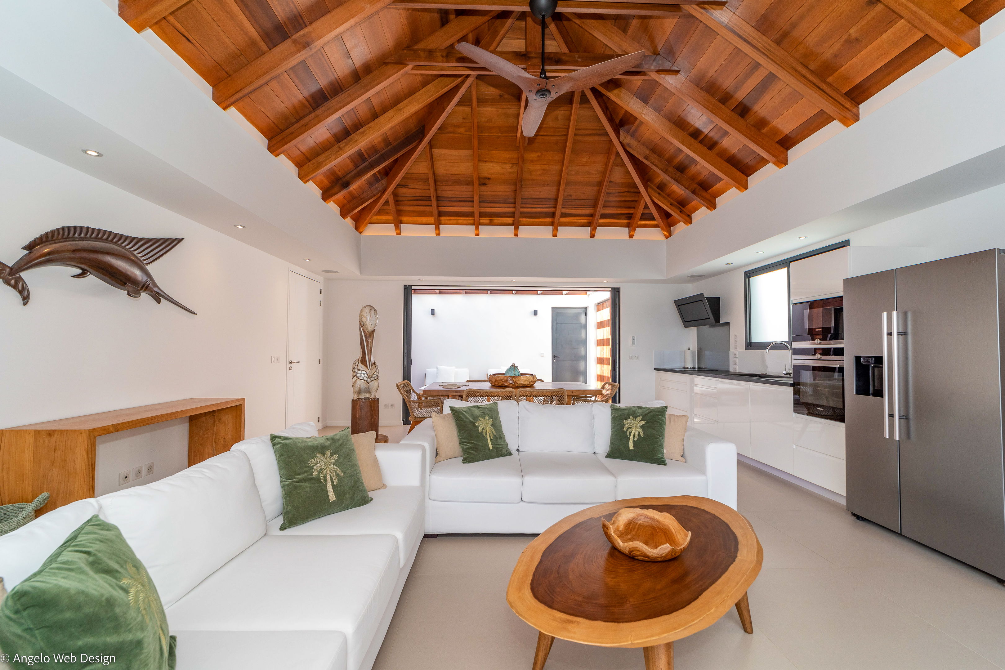 Air-conditioning, HD-TV, Dish Network, Sonos sound system. The room opens directly onto the outdoor terrace. 