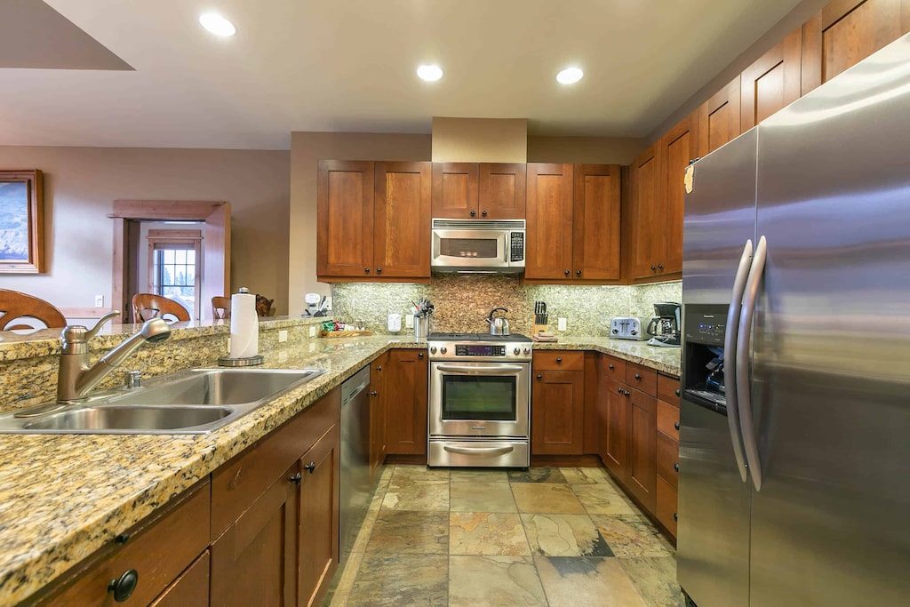 CAT_404-print-017-021-Kitchen-3360x2240-300dpi