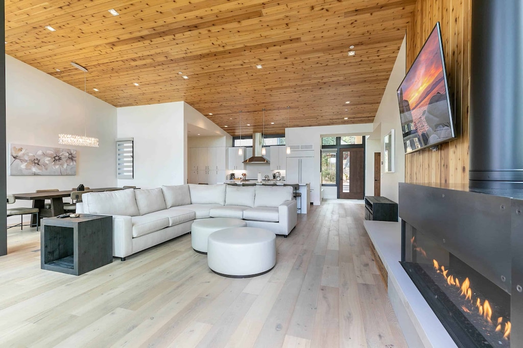 1693591545921-1643-1