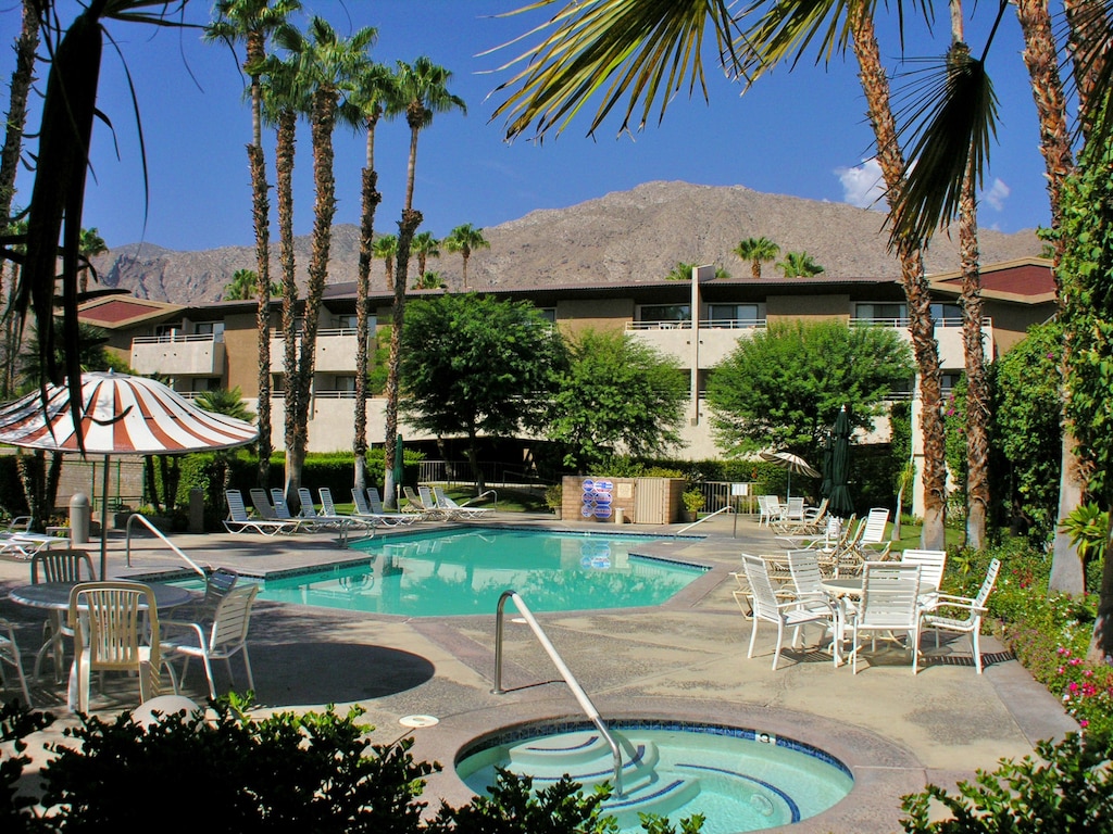 Oranj Palm Vacation Rental Condos - Downtown Palm Springs - The Biarritz 01.JPG