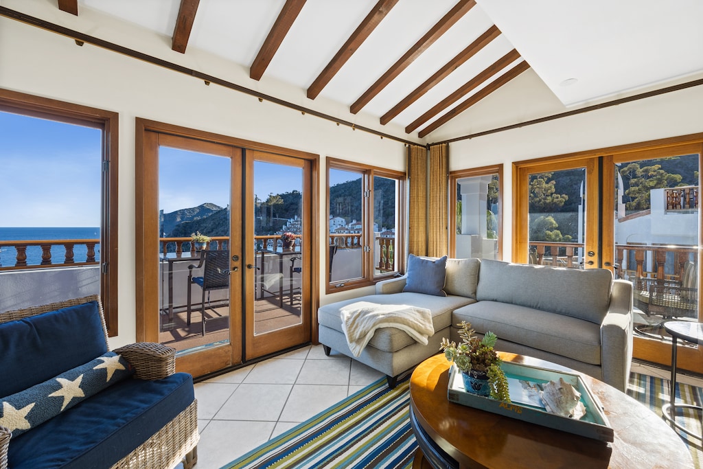 H1869 - Living to Balcony