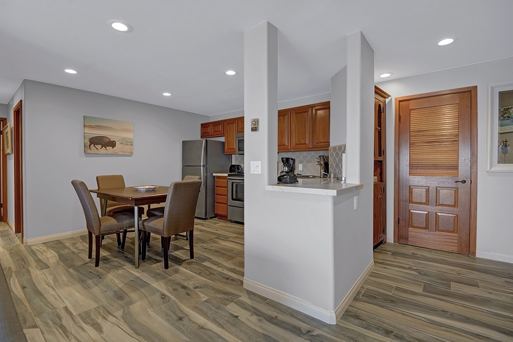 ENTRYWAY TO KITCHEN mls.jpg