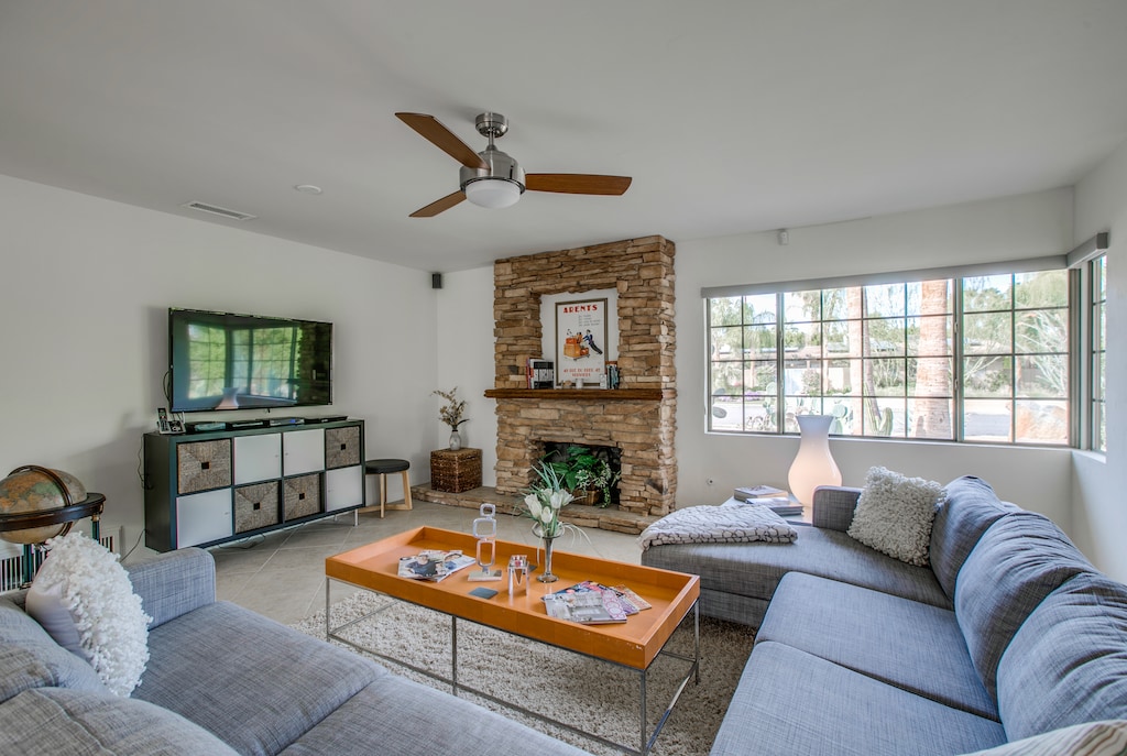 K0057 - 03 - Living room.jpg