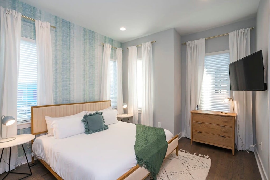 Bedroom 2:King Bed Second Level, Smart TV and en suite Full Bathroom. Two Hotel Style Rollaway Beds