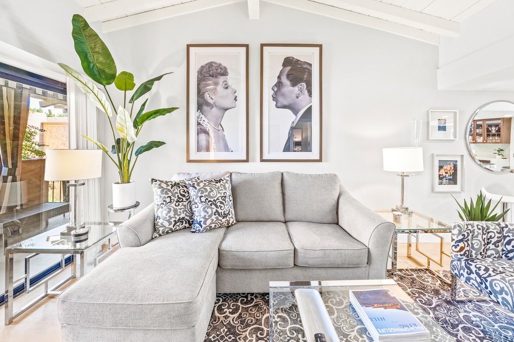 K0126 - Living room sofa + art