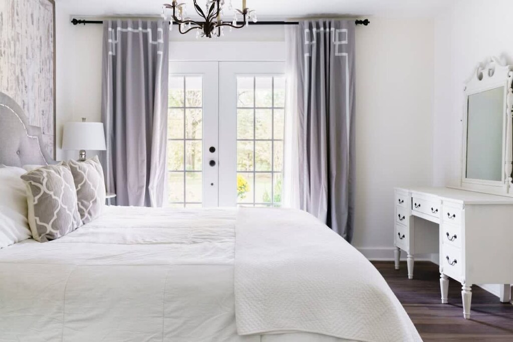 Bedroom 1 King Bed w/En suite bathroom