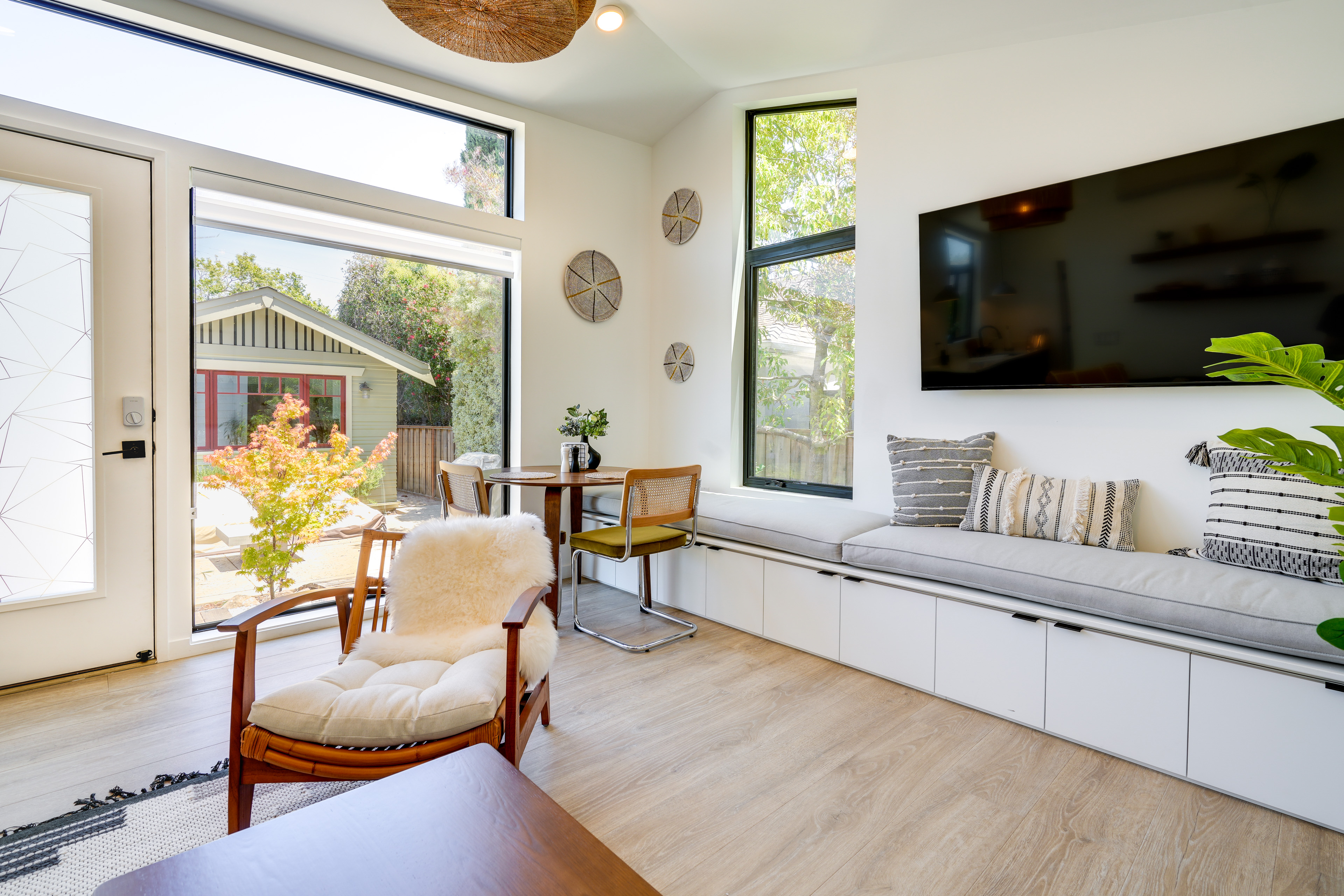 Redwood City Escape with Big-Screen TV!