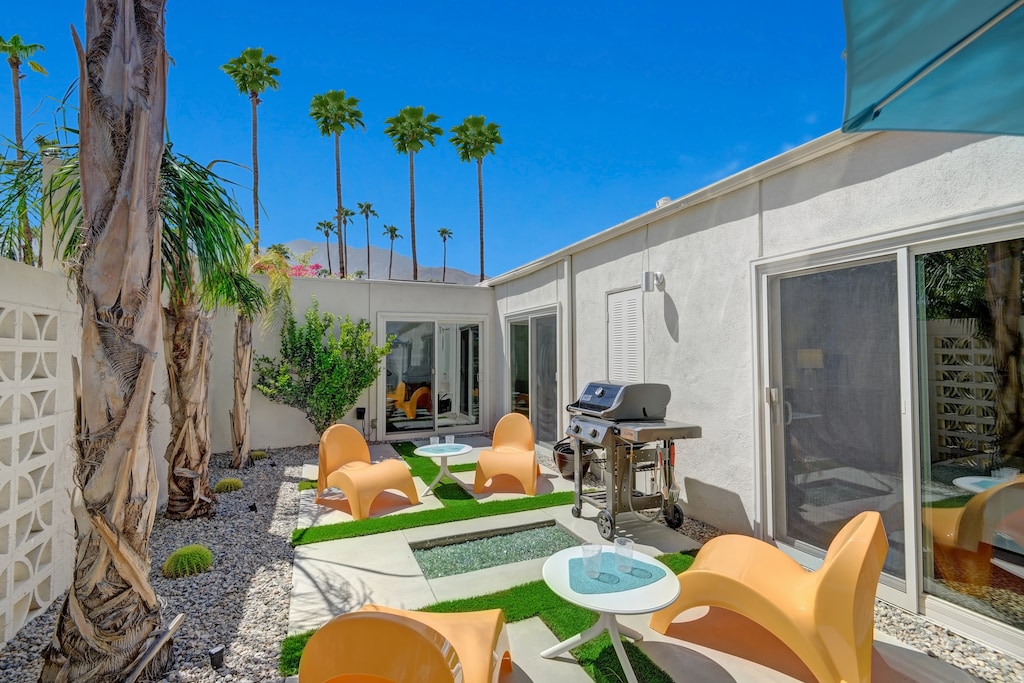 FIRE PIT - Oranj Palm Vacation Homes.jpg