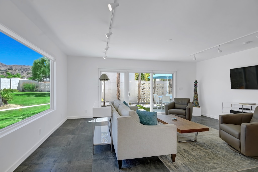 LIVING ROOM VIEW - Oranj Palm Vacation Homes.jpg