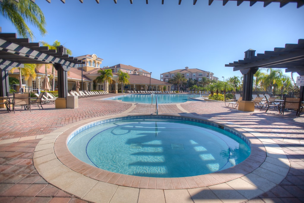 The pool at Vista Cay Resort is known for its spaciousness and beautiful surroundings. It offers guests a relaxing retreat from the hustle and bustle of nearby attractions such as Universal Studios and Walt Disney World.