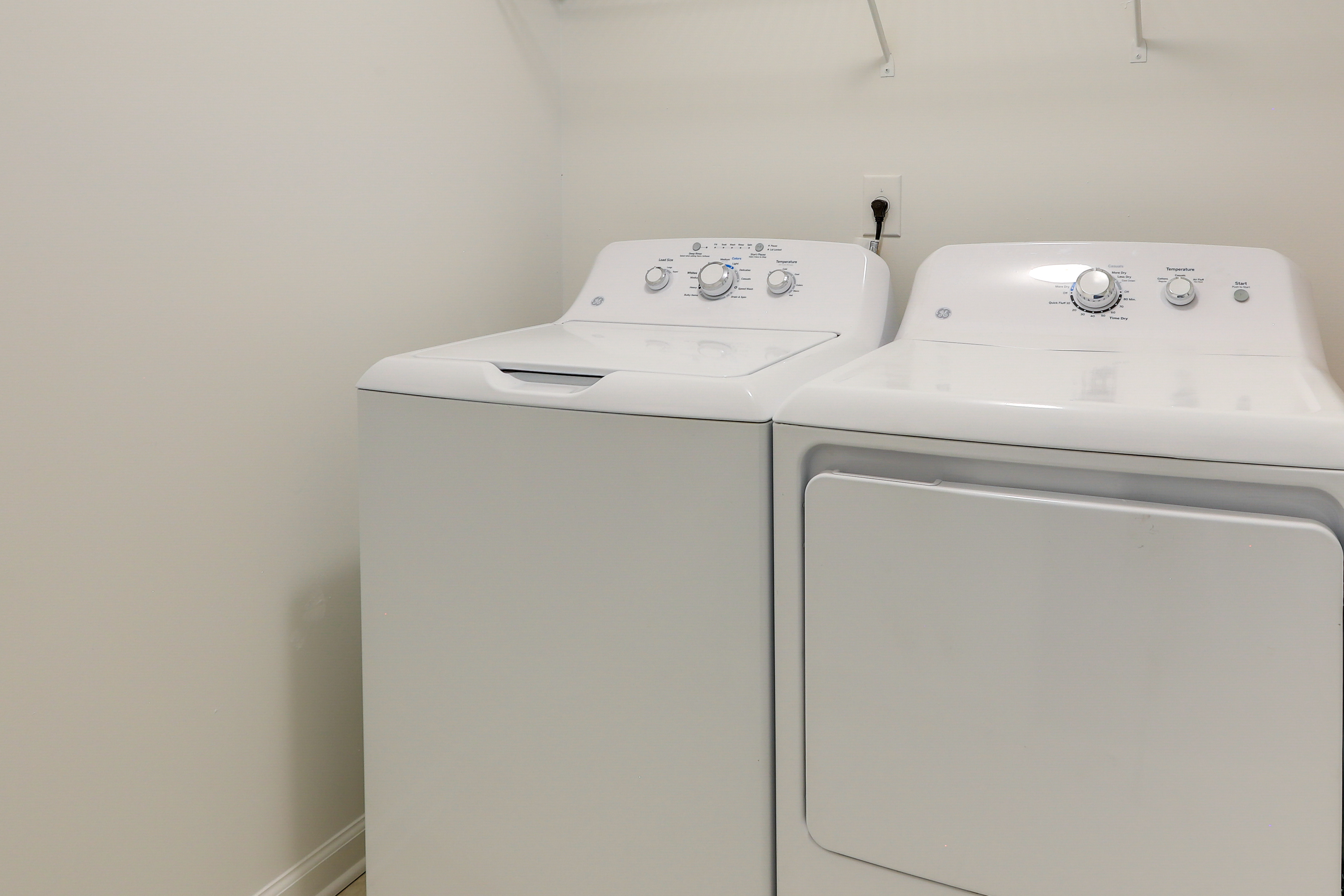 Spacious Georgia Home w/ Deck, Grills & Fireplace!