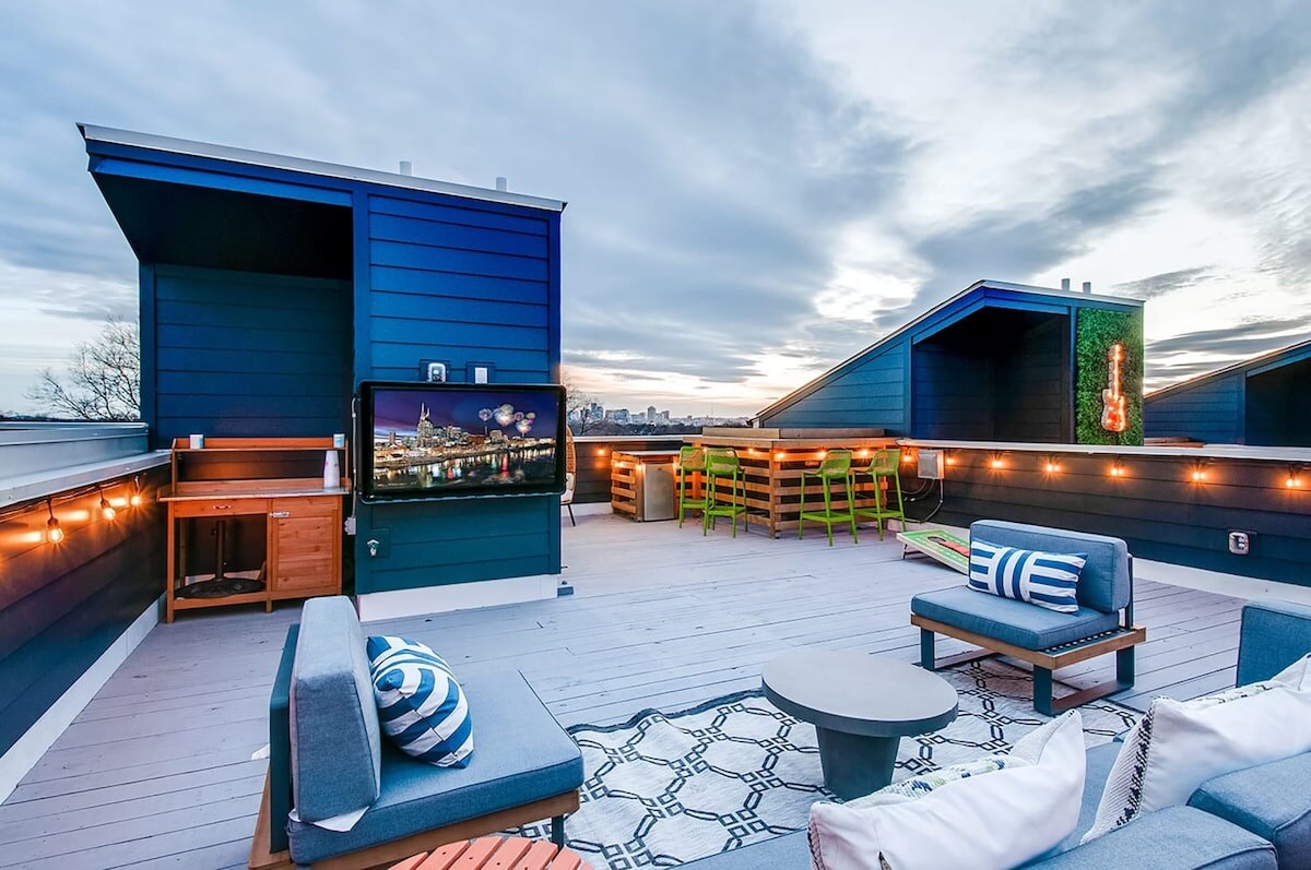 Huge rooftop deck with views of downtown Nashville, large seating for you and your friends,and a 4k TV