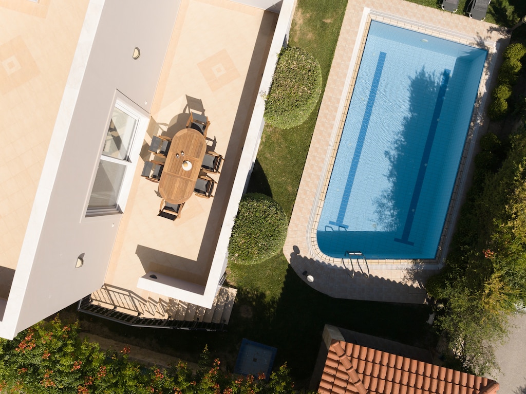 Panoramic aspect of the pool and terrace.