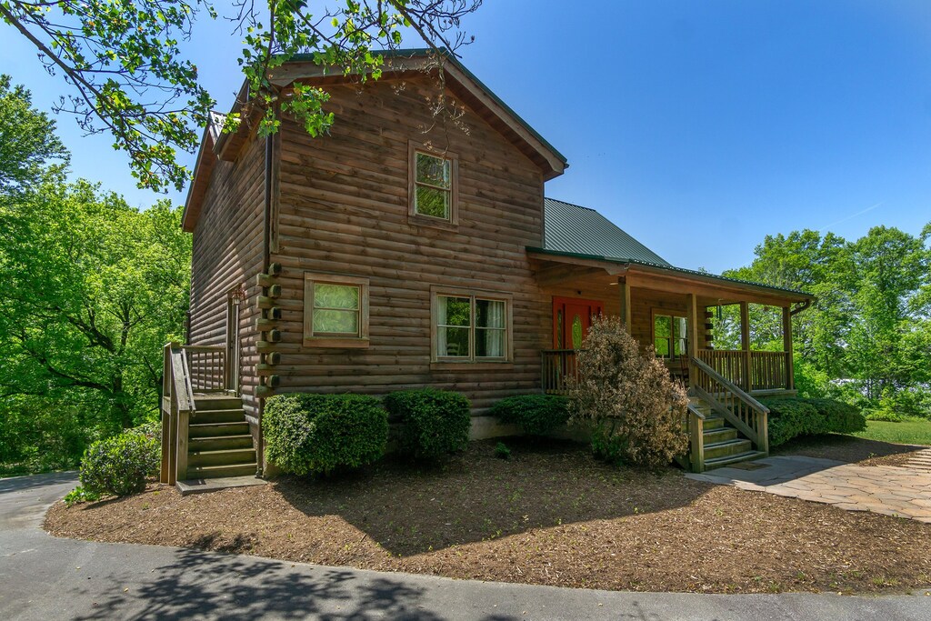 Tucked away just minutes from Asheville and surrounded by the charm of Fletcher's countryside, Cane Creek Cabin is the perfect mix of relaxation & convenience!