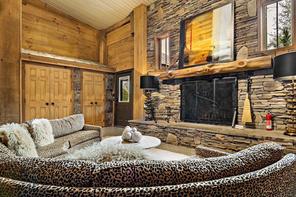 Main living room with gas logs fireplace and smart TV (streaming only)