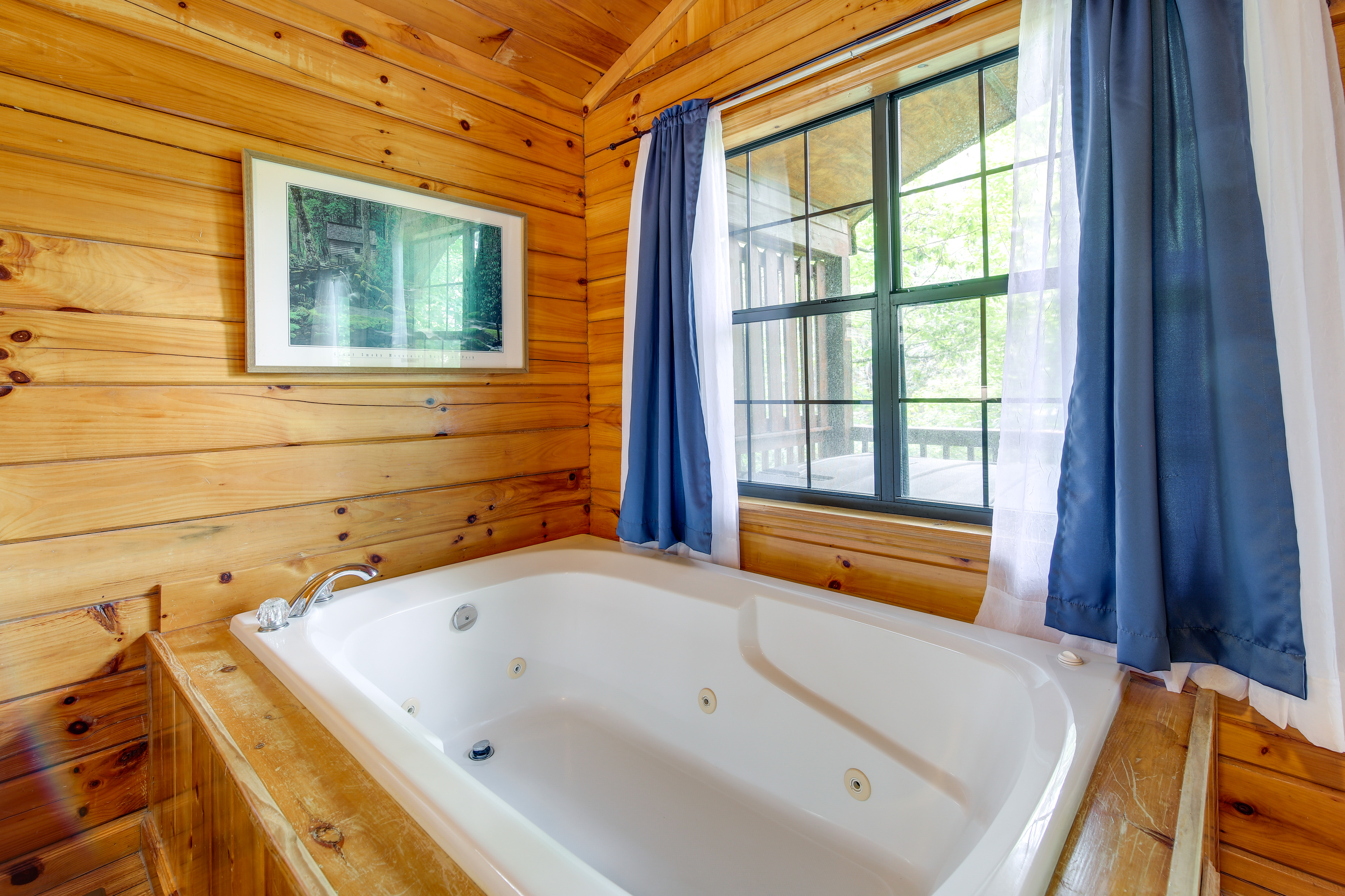 Tennessee Cabin w/ Balcony, Hot Tub & Pool Access!